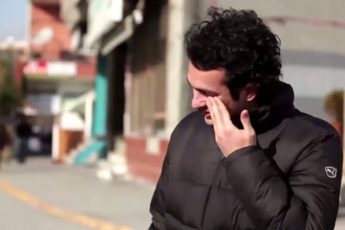 Глухой парень был тронут до слез, узнав, что жители его района выучили язык жестов, чтобы поговорить с ним